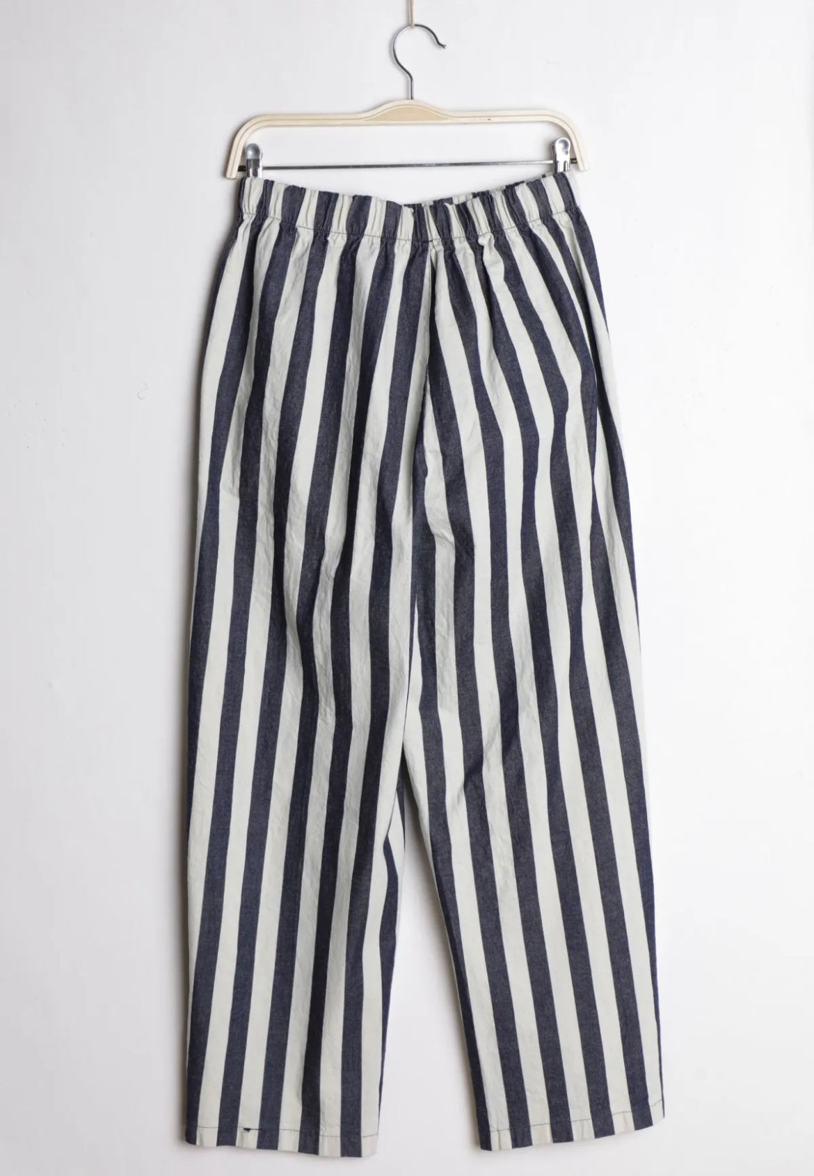 Pantalon magique Carmen à rayures larges bleu denim