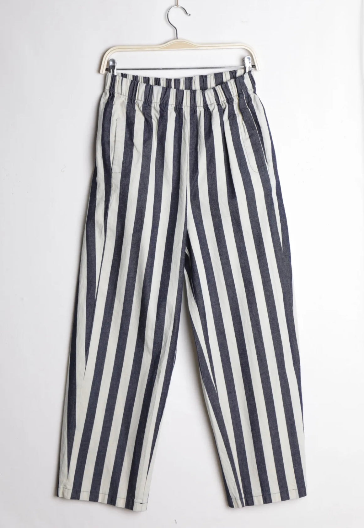 Pantalon magique Carmen à rayures larges bleu denim